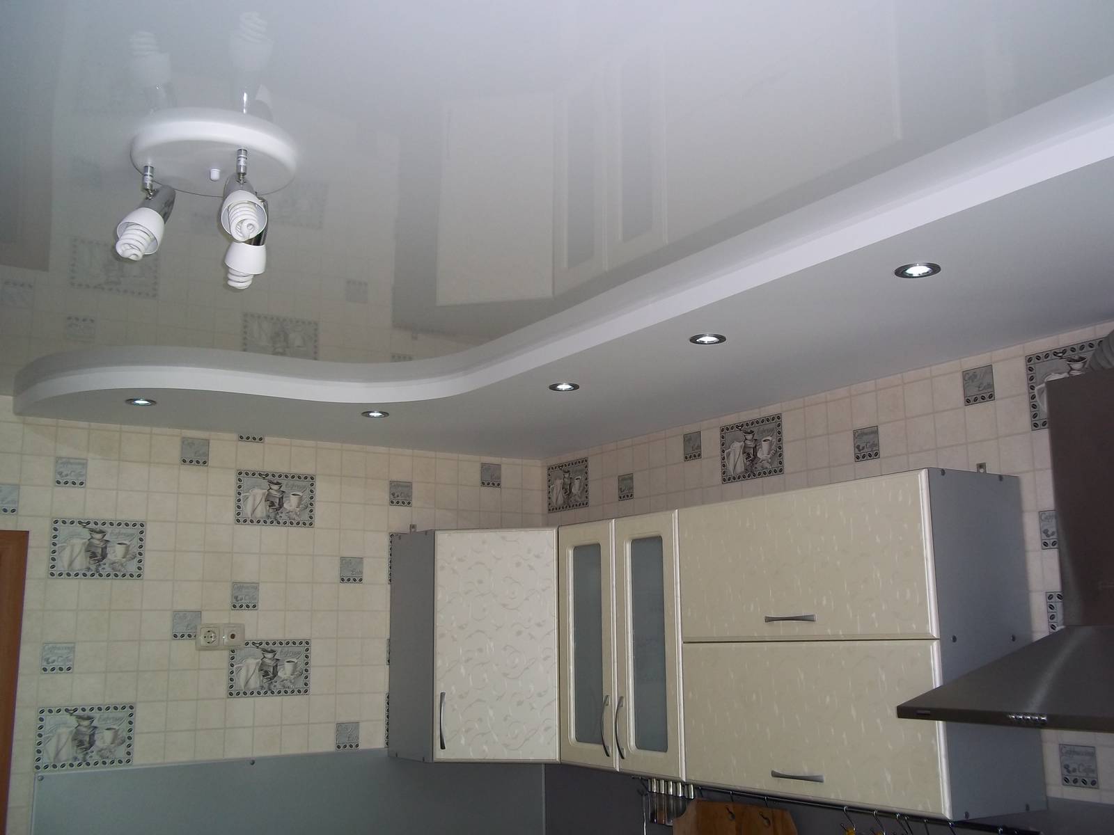 комбинированный натяжной потолок для кухни